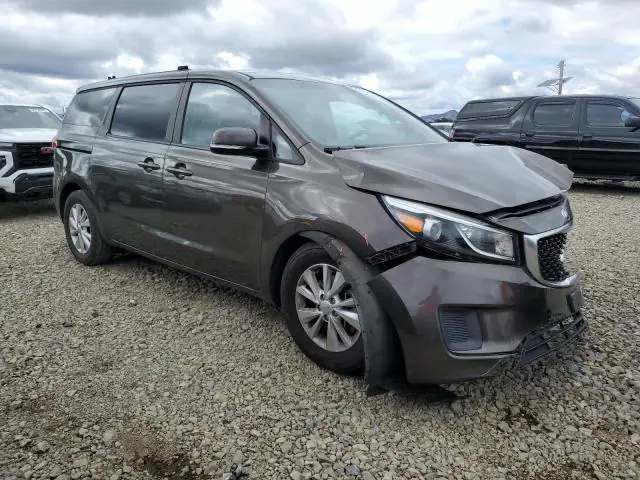 KNDMB5C12H6222173 — 2017 Kia Sedona LX, фото 4 с аукциона Copart 13.10.2026, Передняя часть