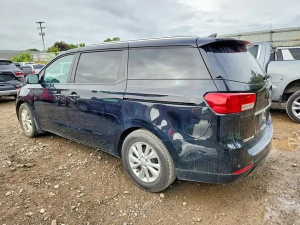 KNDMB5C18H6313965 — 2017 Kia Sedona, фото 2 с аукциона Copart, Боковая часть