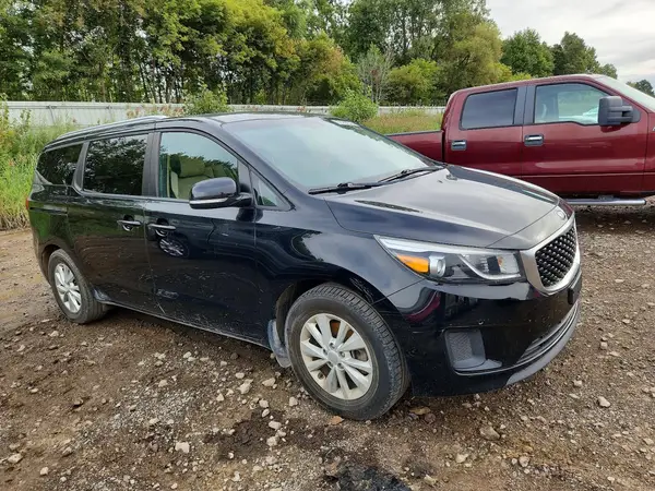 KNDMB5C18H6313965 — 2017 Kia Sedona, фото 4 с аукциона Copart, Боковая часть