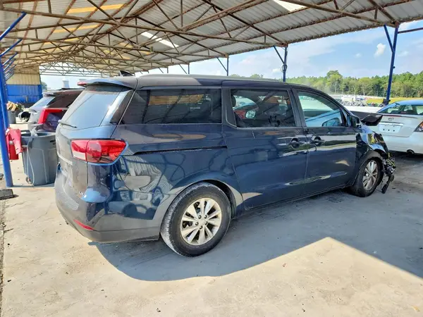 KNDMB5C15H6236911 — 2017 Kia Sedona, фото 3 с аукциона Copart, Передняя часть