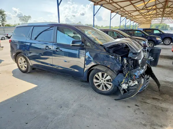 KNDMB5C15H6236911 — 2017 Kia Sedona, фото 4 с аукциона Copart, Передняя часть