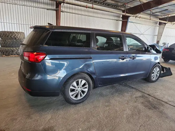 KNDMB5C18H6221707 — 2017 Kia Sedona, фото 3 с аукциона Copart, Передняя часть