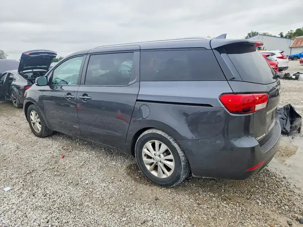 KNDMB5C12H6328414 — 2017 Kia Sedona, фото 2 с аукциона Copart, Подтопление