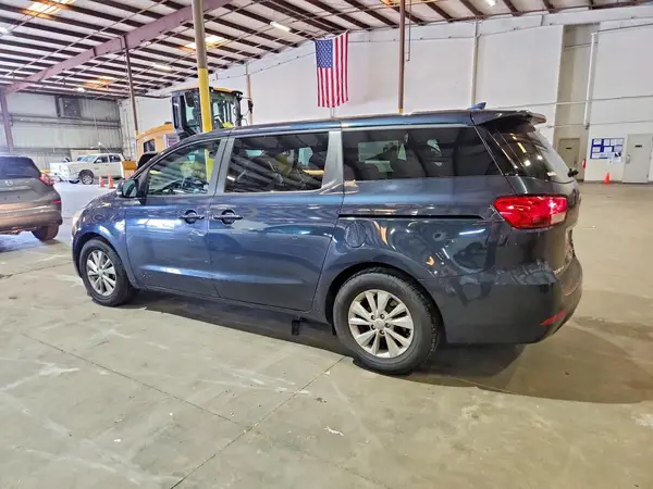 KNDMB5C12H6233867 — 2017 Kia Sedona, фото 2 с аукциона Copart 30.09.2026, Естественный износ