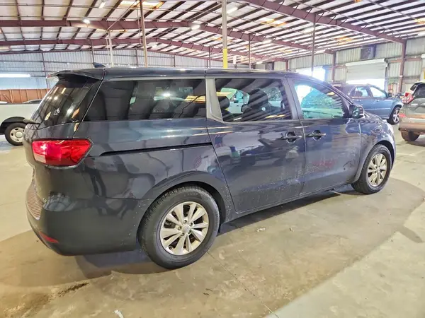 KNDMB5C12H6233867 — 2017 Kia Sedona, фото 3 с аукциона Copart 30.09.2026, Естественный износ