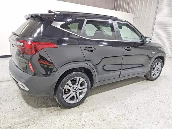 KNDEUCAA3M7047751 — 2021 Kia Seltos, фото 3 с аукциона Copart 24.09.2026, Передняя часть