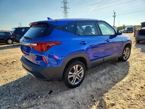 KNDEPCAA3M7076903 — 2021 Kia Seltos, фото 3 с аукциона Copart 19.10.2026, Передняя часть