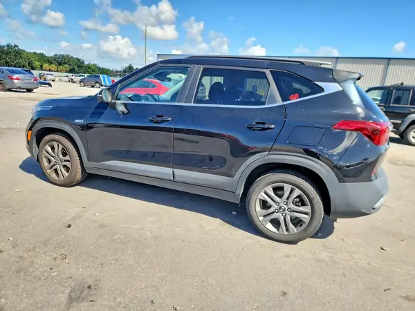 KNDEUCAA1M7180623 — 2021 Kia Seltos, фото 2 с аукциона Copart, Мелкие вмятины и царапины