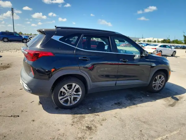 KNDEUCAA1M7180623 — 2021 Kia Seltos, фото 3 с аукциона Copart, Мелкие вмятины и царапины