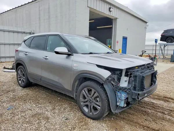 KNDEPCAA6M7156373 — 2021 Kia Seltos, фото 4 с аукциона Copart, Передняя часть