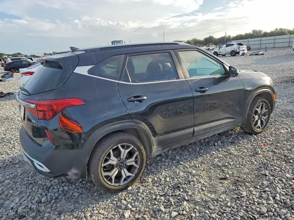 KNDERCAA3M7176915 — 2021 Kia Seltos, фото 3 с аукциона Copart 02.10.2026, Боковая часть