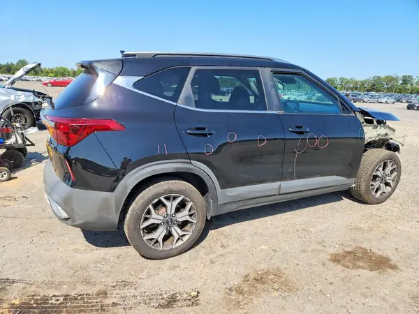 KNDERCAAXM7130112 — 2021 Kia Seltos, фото 3 с аукциона Copart, Передняя часть