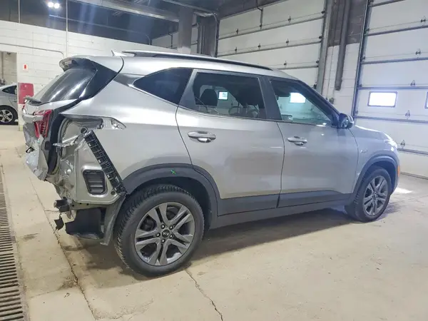 KNDEUCAA3M7115451 — 2021 Kia Seltos, фото 3 с аукциона Copart, Задняя часть