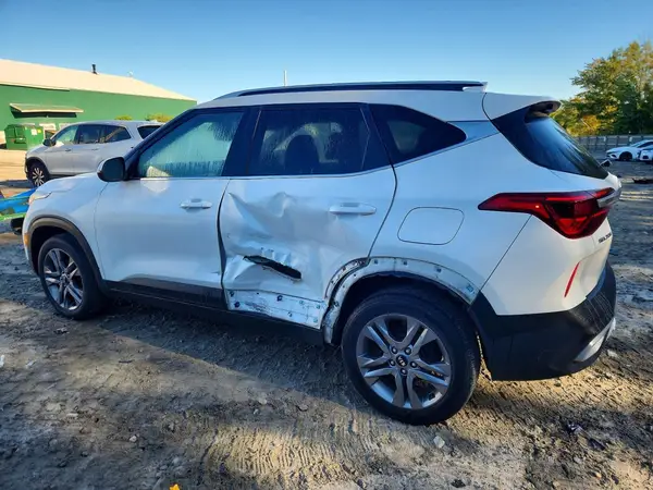 KNDEU2AA3M7107473 — 2021 Kia Seltos, фото 2 с аукциона Copart, Боковая часть