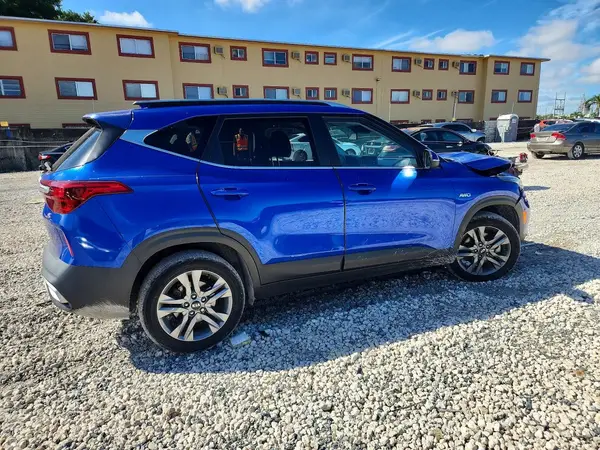 KNDEUCAA0M7223462 — 2021 Kia Seltos, фото 3 с аукциона Copart, Передняя часть