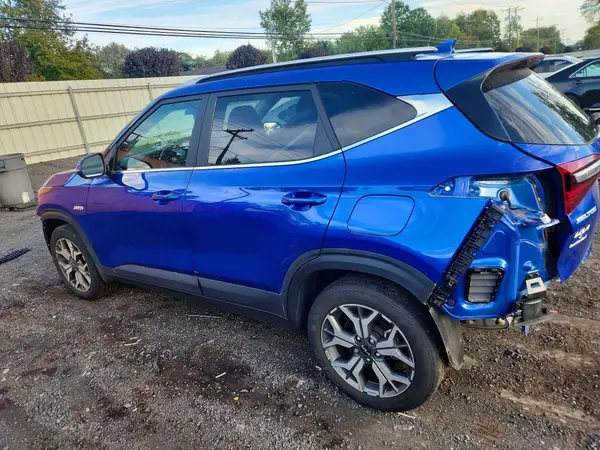 KNDERCAA8P7403097 — 2023 Kia Seltos, фото 2 с аукциона Copart, Задняя часть