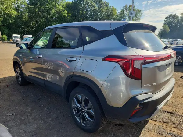 KNDEPCAA1R7522148 — 2024 Kia Seltos, фото 2 с аукциона Copart, Механические повреждения