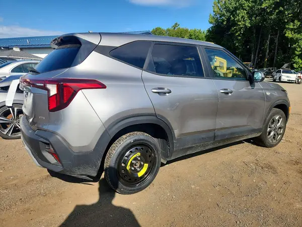 KNDEPCAA1R7522148 — 2024 Kia Seltos, фото 3 с аукциона Copart, Механические повреждения
