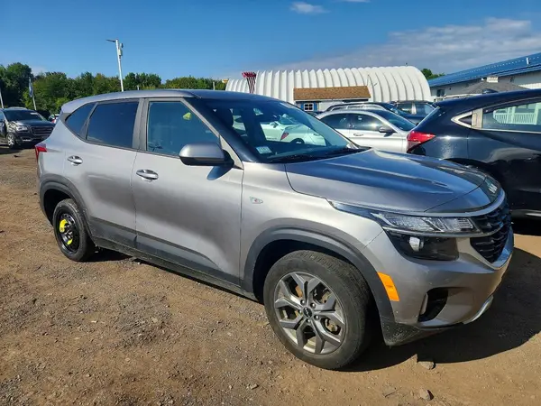KNDEPCAA1R7522148 — 2024 Kia Seltos, фото 4 с аукциона Copart, Механические повреждения