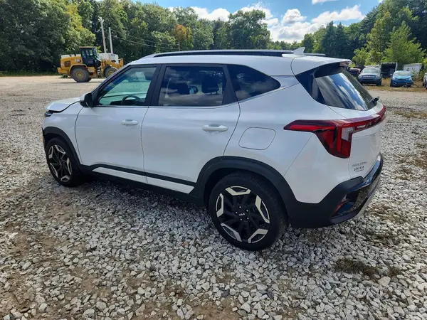 KNDETCA75R7500072 — 2024 Kia Seltos, фото 2 с аукциона Copart, Передняя часть