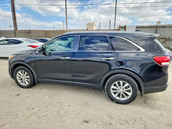 5XYPG4A35GG140785 — 2016 Kia Sorento, фото 2 с аукциона Copart 28.09.2026, Мелкие вмятины и царапины