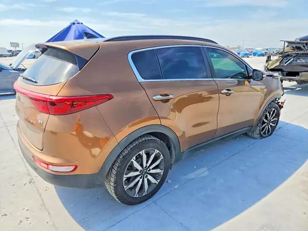 KNDPNCAC3J7388814 — 2018 Kia Sportage, фото 3 с аукциона Copart, Передняя часть