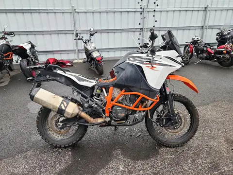 VBKV49403JM996430 — 2018 KTM 1090, Боковая часть (Side), фото до ремонта