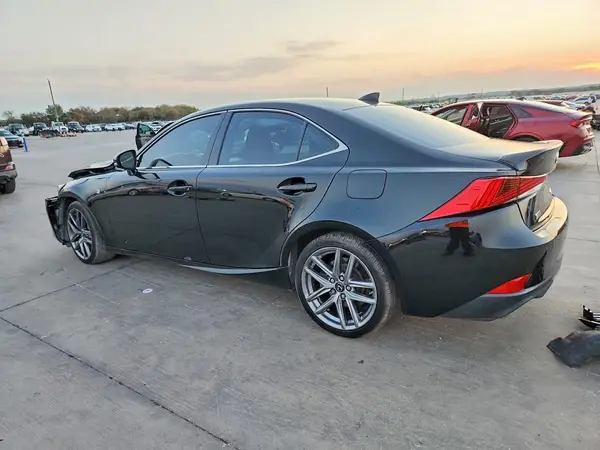 JTHBA1D27H5055470 — 2017 Lexus IS, фото 2 с аукциона Copart, Передняя часть
