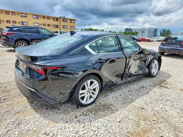 JTHCA1D23R5131918 — 2024 Lexus IS, фото 3 с аукциона Copart, Боковая часть