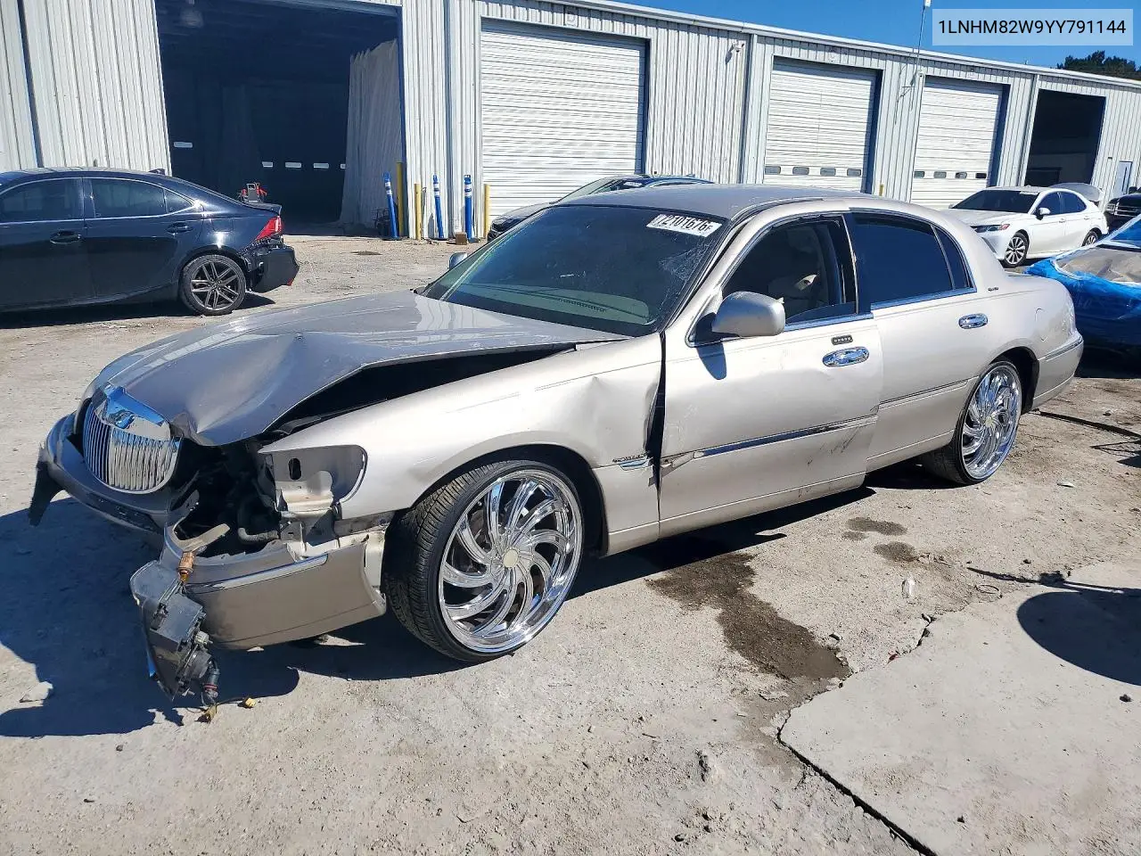 2000 Lincoln Town Car Signature VIN 1LNHM82W9YY791144 фото 1