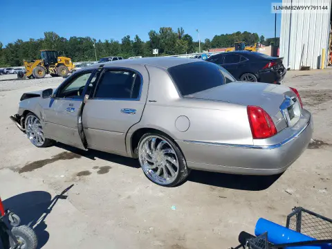 2000 Lincoln Town Car Signature VIN 1LNHM82W9YY791144 фото 2