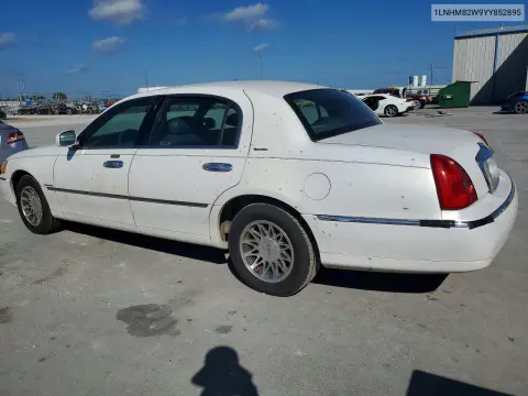 2000 Lincoln Town Car Signature VIN 1LNHM82W9YY852895 фото 2
