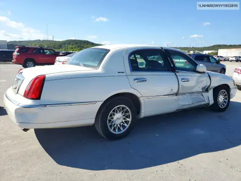 2000 Lincoln Town Car Signature VIN 1LNHM82W9YY852895 фото 3