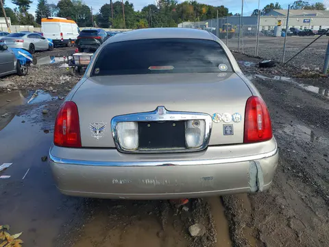 2001 Lincoln Town Car Signature VIN 1LNHM82W01Y620885 фото 6
