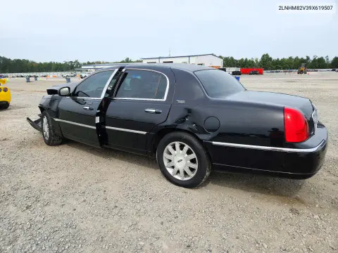 2009 Lincoln Town Car Signature Limited VIN 2LNHM82V39X619507 фото 2