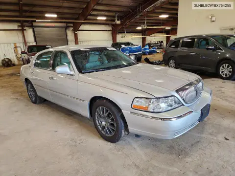 2011 Lincoln Town Car Signature Limited VIN 2LNBL8CV1BX754255 фото 4