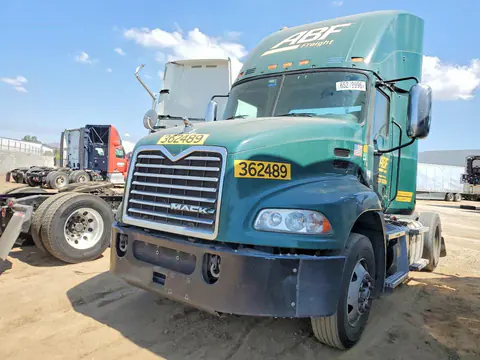1M1AW01X9HM009797 — 2017 Mack 600, Мелкие вмятины и царапины (Minor Dent/Scratches), фото до ремонта