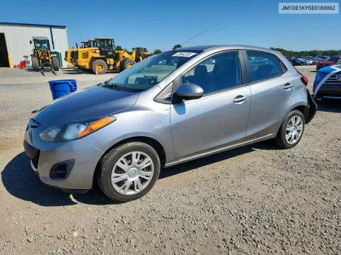 JM1DE1KY5E0180062 — 2014 Mazda 2, Задняя часть, фото до ремонта