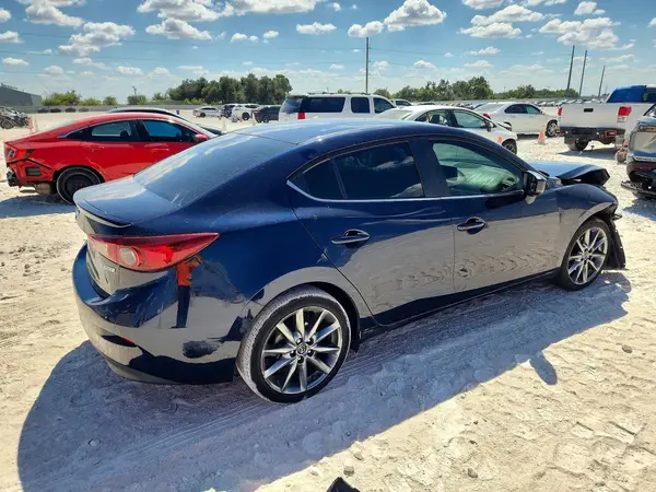 3MZBN1V33JM172702 — 2018 Mazda 3, фото 3 с аукциона Copart, Передняя часть