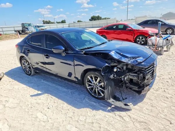 3MZBN1V33JM172702 — 2018 Mazda 3, фото 4 с аукциона Copart, Передняя часть