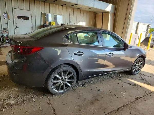 3MZBN1W37JM276592 — 2018 Mazda 3, фото 3 с аукциона Copart 28.09.2026, Передняя часть