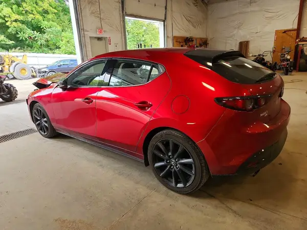 JM1BPBJY8M1335351 — 2021 Mazda 3, фото 2 с аукциона Copart, Передняя часть