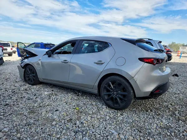 JM1BPAKM4R1700895 — 2024 Mazda 3, фото 2 с аукциона Copart, Передняя часть