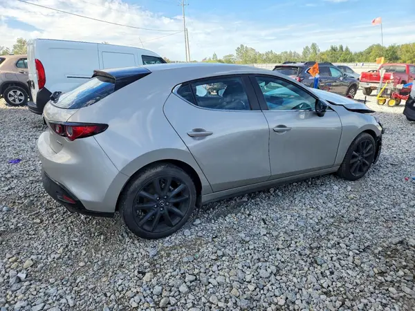 JM1BPAKM4R1700895 — 2024 Mazda 3, фото 3 с аукциона Copart, Передняя часть