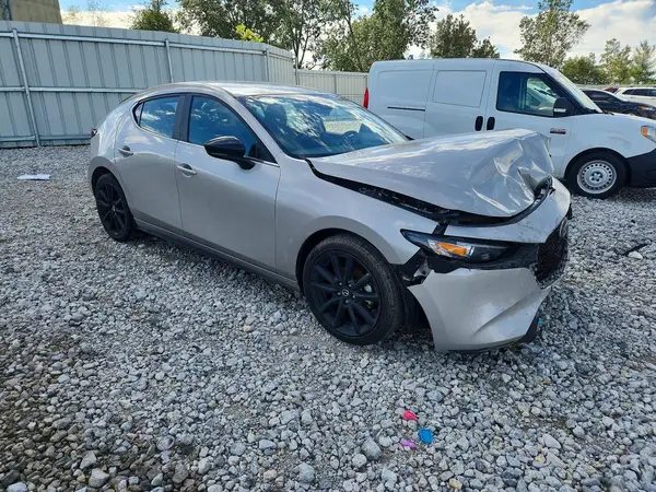 JM1BPAKM4R1700895 — 2024 Mazda 3, фото 4 с аукциона Copart, Передняя часть