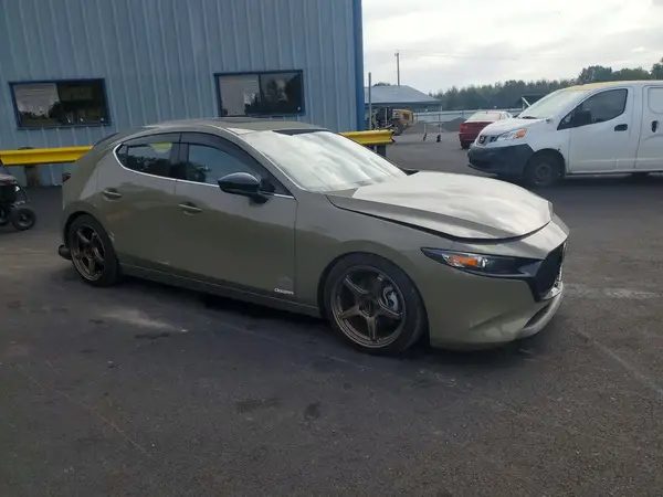 JM1BPBYY7S1755993 — 2025 Mazda 3, фото 4 с аукциона Copart, Передняя часть