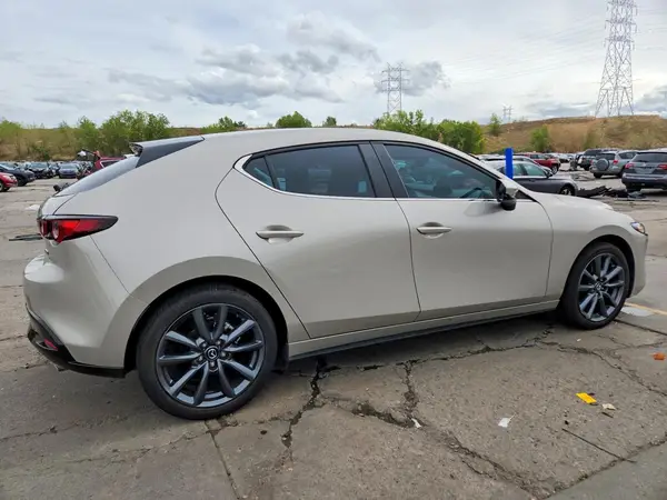 JM1BPALM7S1758553 — 2025 Mazda 3, фото 3 с аукциона Copart, Боковая часть