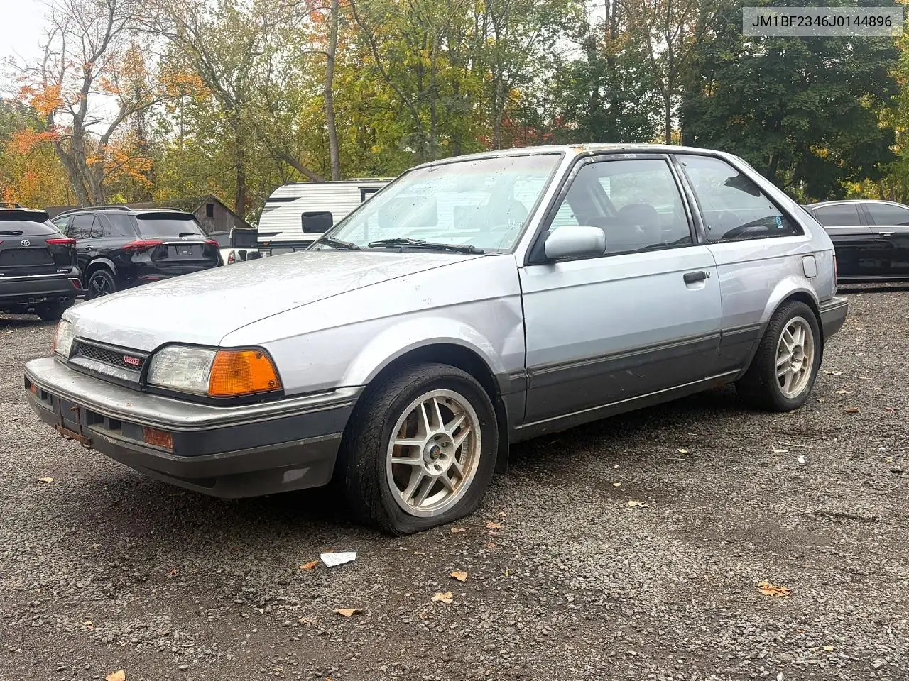 JM1BF2346J0144896 Mazda 323 1988 — повреждение Мелкие вмятины и царапины, фото до ремонта