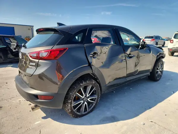 JM1DKFC77J0319047 — 2018 Mazda CX-3, фото 3 с аукциона Copart, Передняя часть