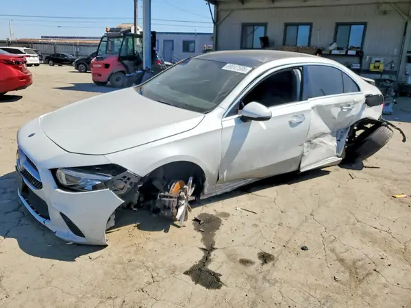 W1K3G4EB0LW043092 — 2020 Mercedes-Benz A-Klasse, Задняя часть (Rear End), фото до ремонта